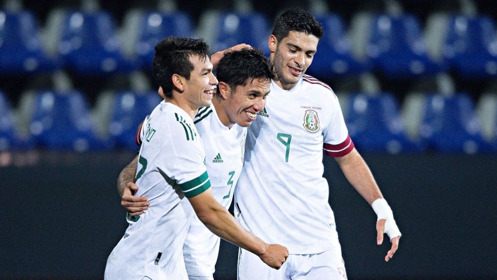 Hirving Lozano, Raúl Jiménez y Carlos Salcedo en un partido de la Selección Mexicana