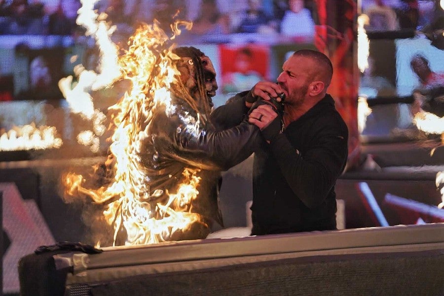 Randy Orton incendió a Bray Wyatt en el evento TLC