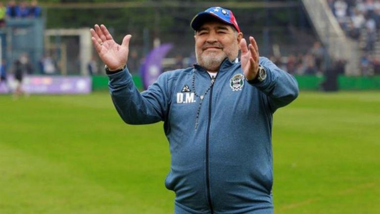 Diego Maradona durante un partido con Gimnasia y Esgrima