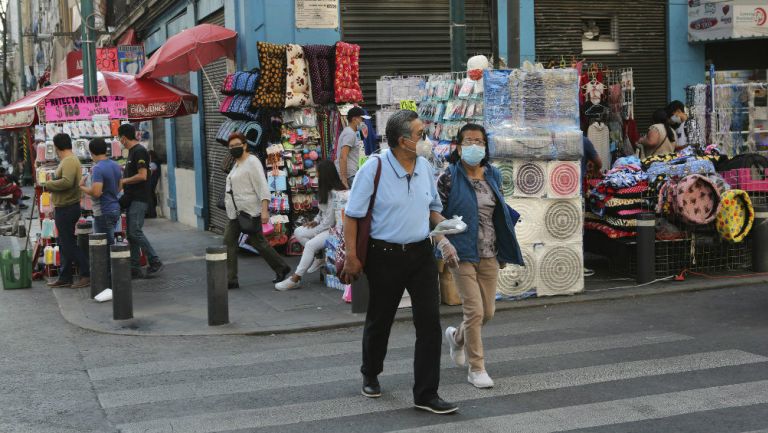 Capitalinos haciendo compras en centro de la CDMX