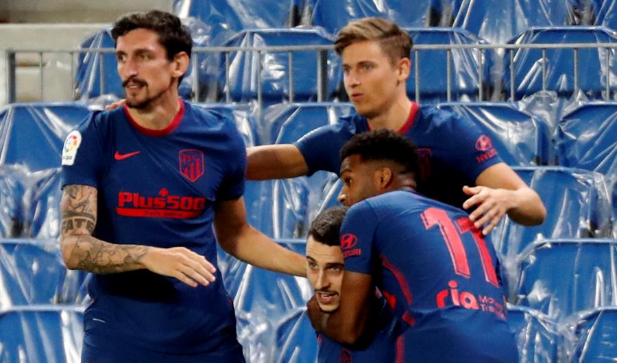 Los jugadores del Atleti celebran el gol de Mario Hermoso