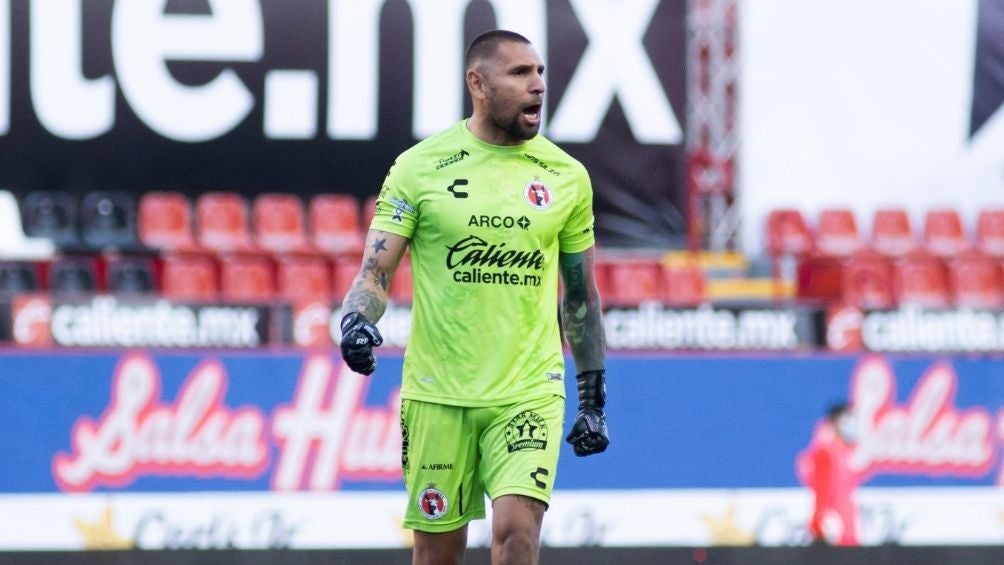 Jonathan Orozco en un partido con Tijuana 