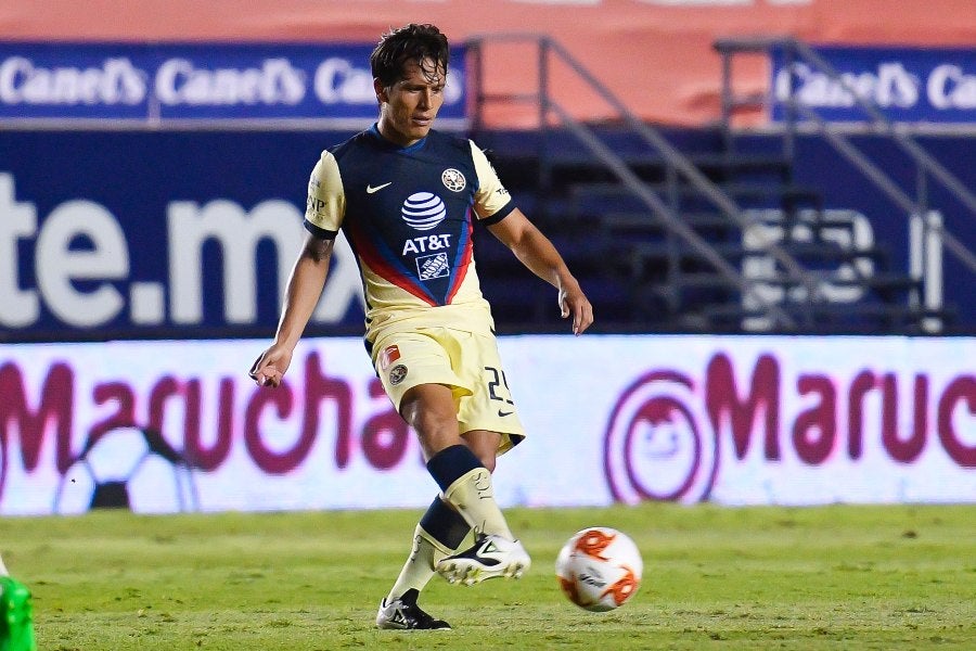 Oso González durante un partido con América