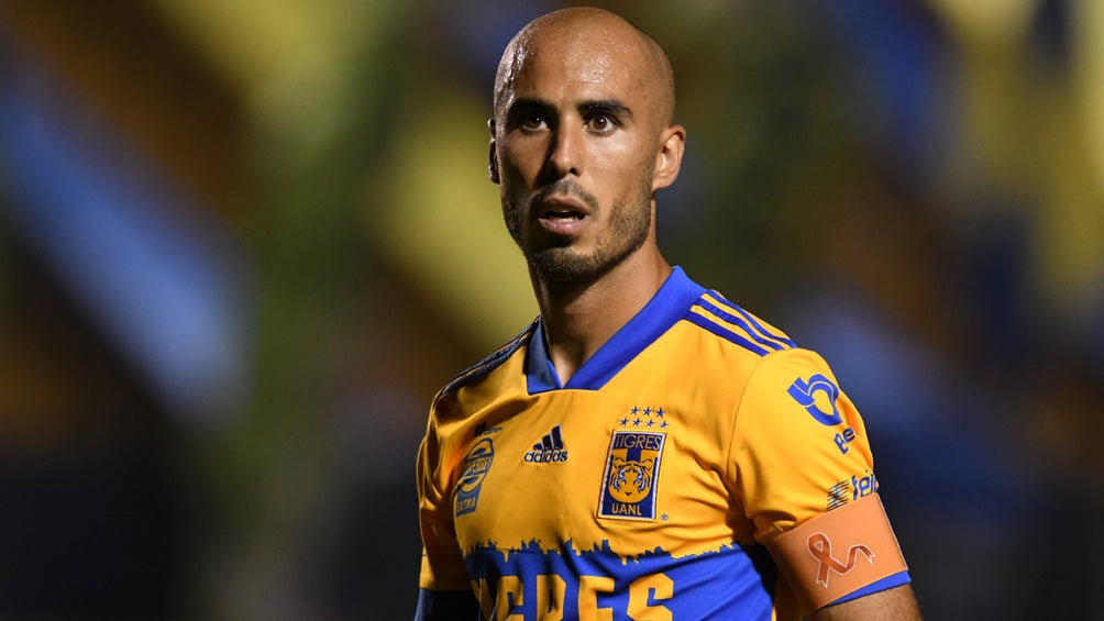 Guido Pizarro durante un duelo con Tigres  