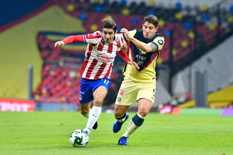 Santiago Cáseres durante un partido con América