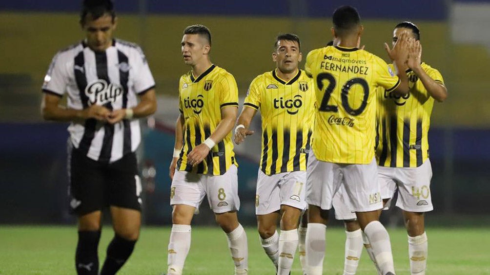 Jugadores de Guaraní festejan el gol de Cecilio Domínguez