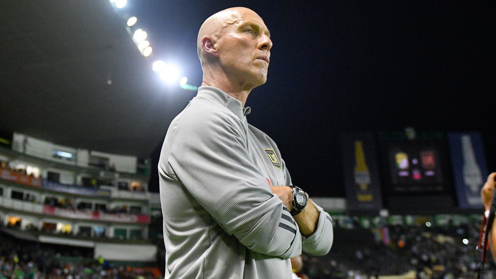 Bob Bradley durante un duelo del LAFC 