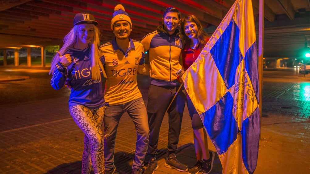 Fans de Tigres festejan el título en la Macroplaza 