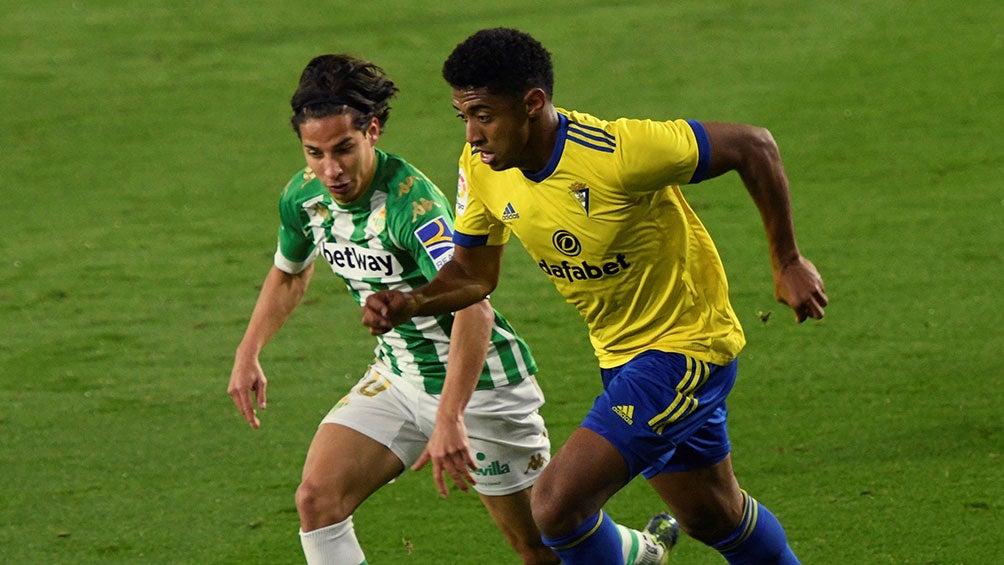 Diego Lainez disputa el balón en el partido contra Cádiz