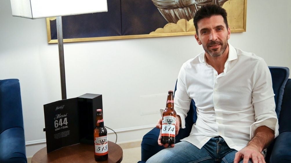 Gianluigi Buffon con sus regalos 