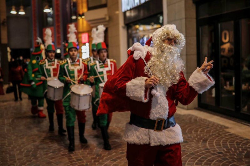 Santa Claus repartiendo regalos