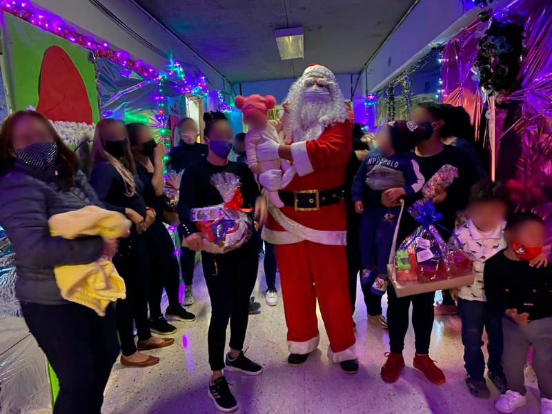 Santa Claus con niños en Santa Martha Acatitla