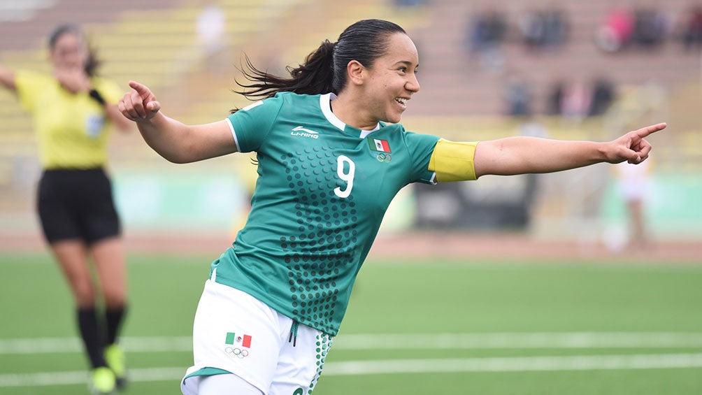 Charlyn Corral festeja un gol con el Tri