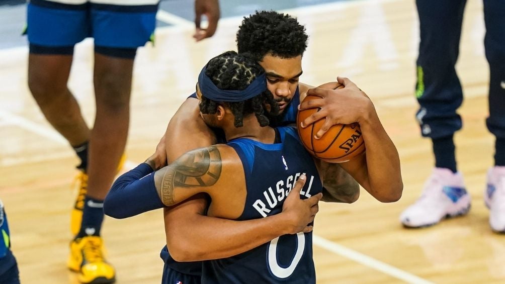 Towns recibió el balón del juego por parte de sus compañeros 