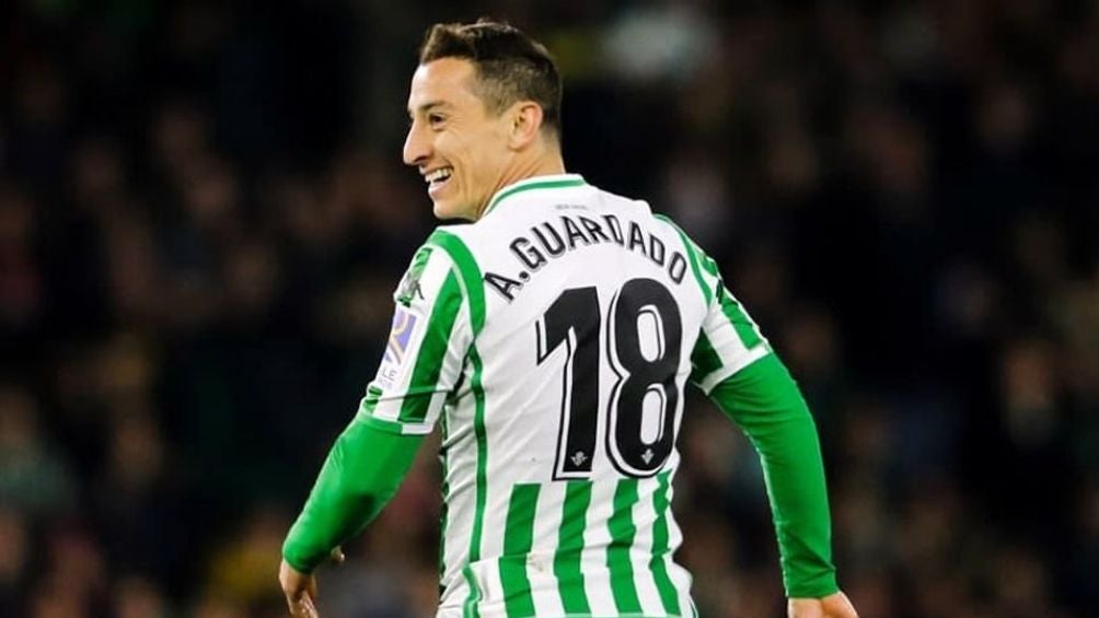 Andrés Guardado en partido con el Betis 