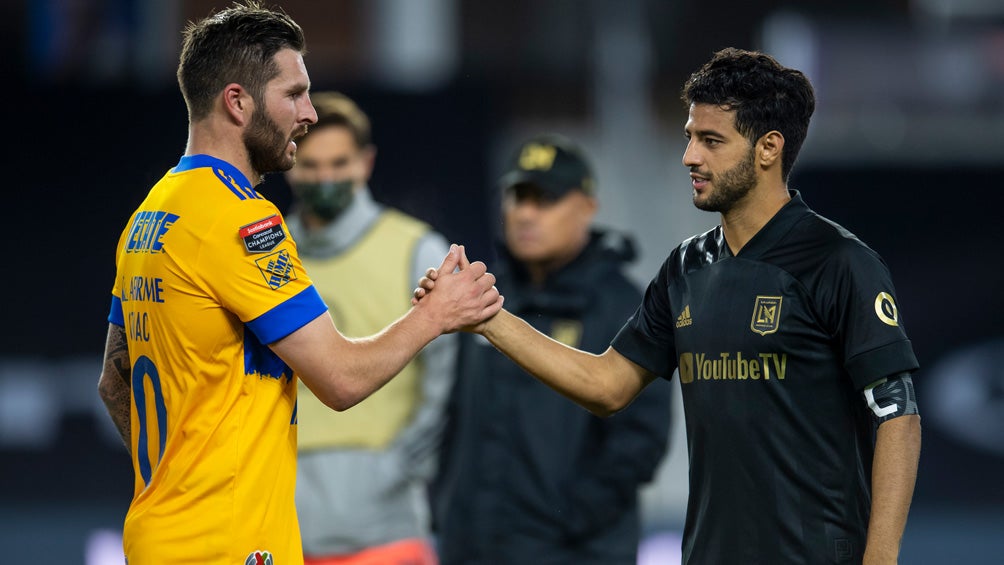 Gignac saluda a Carlos Vela tras la Final de Concacaf 