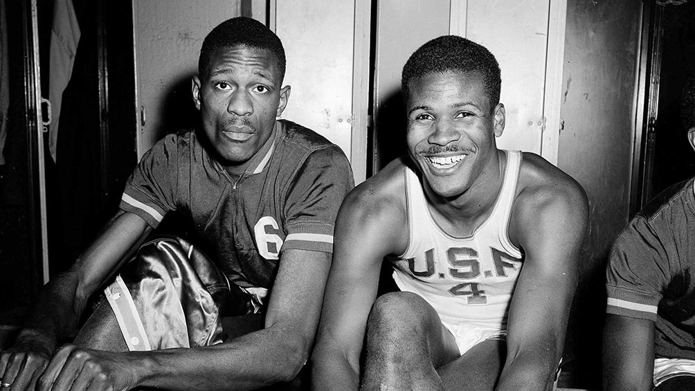  K.C. Jones (derecha) junto a Bill Russell en San Francisco