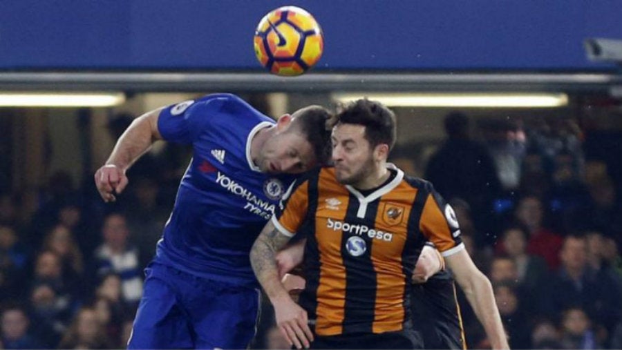 Ryan Mason choca con Gary Cahill en 2017