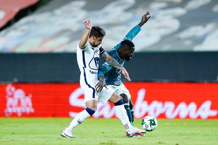 Andrés Iniestra durante un partido con Pumas