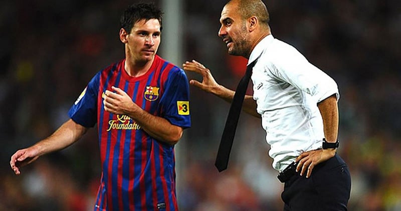 Guardiola da indicaciones a Messi durante un duelo 