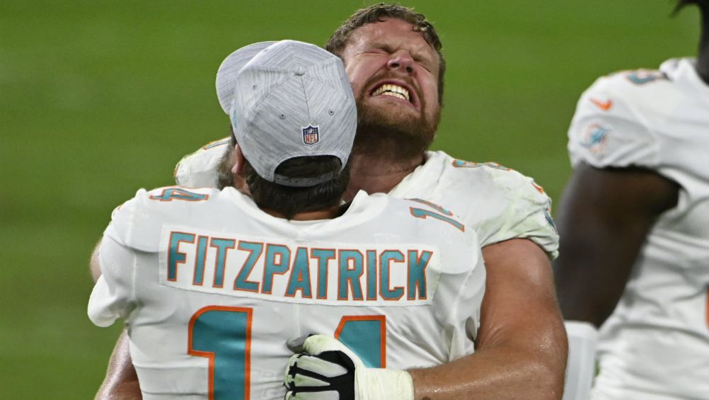  Ted Karras y Ryan Fitzpatrick en festejo con Dolphins