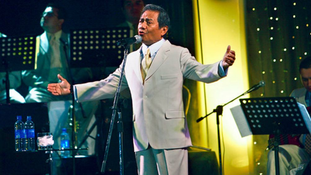 Manzanero, durante una presentación en vivo