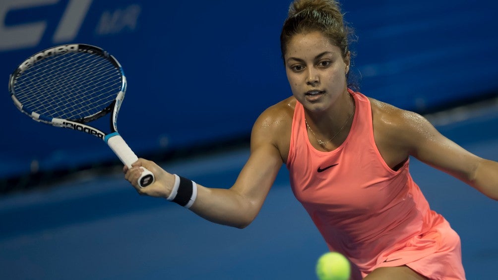 Zarazúa observa la pelota en el Abierto Mexicano de Tenis 2020