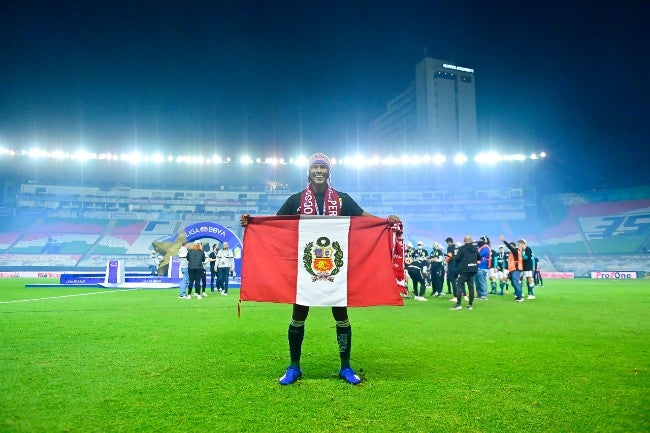 Aquino presume la bandera peruana tras ganar la Liga MX con León