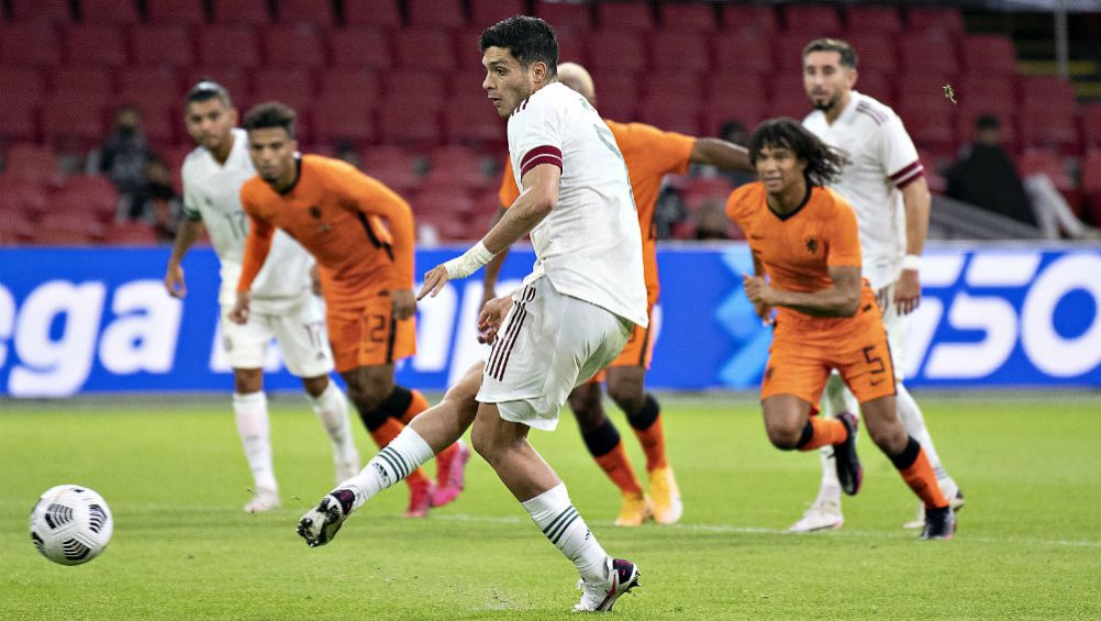 Raúl Jiménez definiendo ante Holanda en amistoso