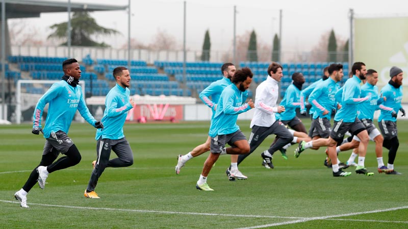 Los jugadores merengues durante un entrenamiento