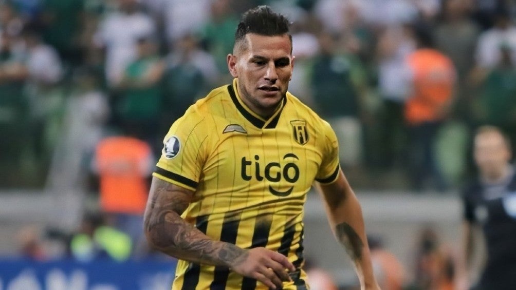 Raúl Bobadilla durante un partido con Guaraní