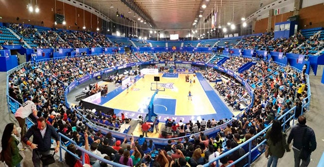 Gimnasio Juan de la Barrera en un juego de los Capitanes