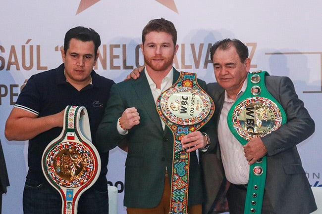 Canelo posa junto a sus entrenadores