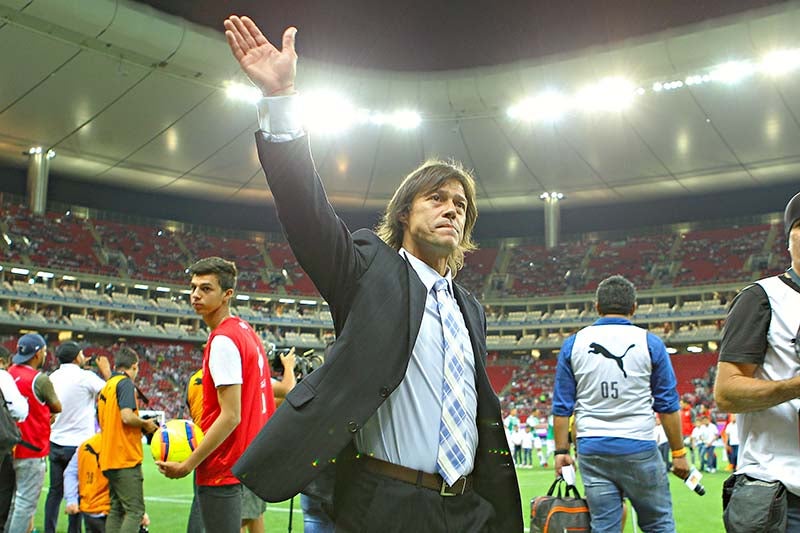 Matías Almeyda saluda a la afición en el Estadio Akron 