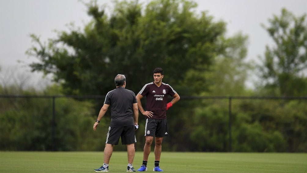 Tata Martino y Raúl Jiménez en un entrenamiento con el Tri