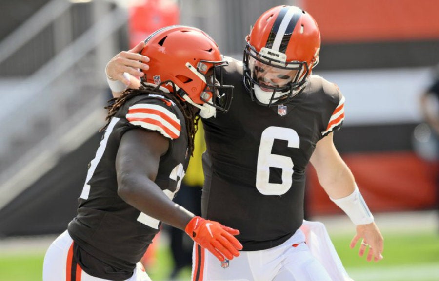 Baker Mayfield y Kareem Hunt en partido de Cleveland