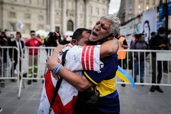 Aficionados argentinos lamentando la muerte de Diego