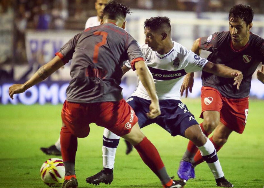 Vargas en juego con Gimnasia y Esgrima de La Plata