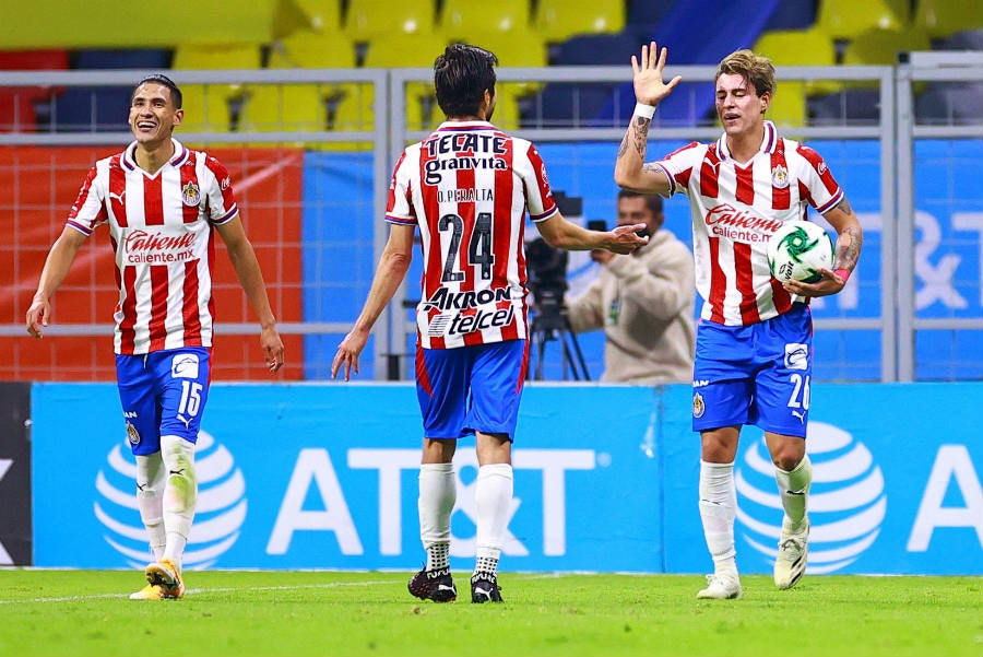 Jugadores de Chivas celebran anotación en el Estadio Azteca