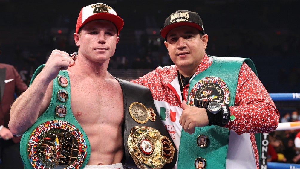 Eddy Reynoso junto a Canelo Álvarez