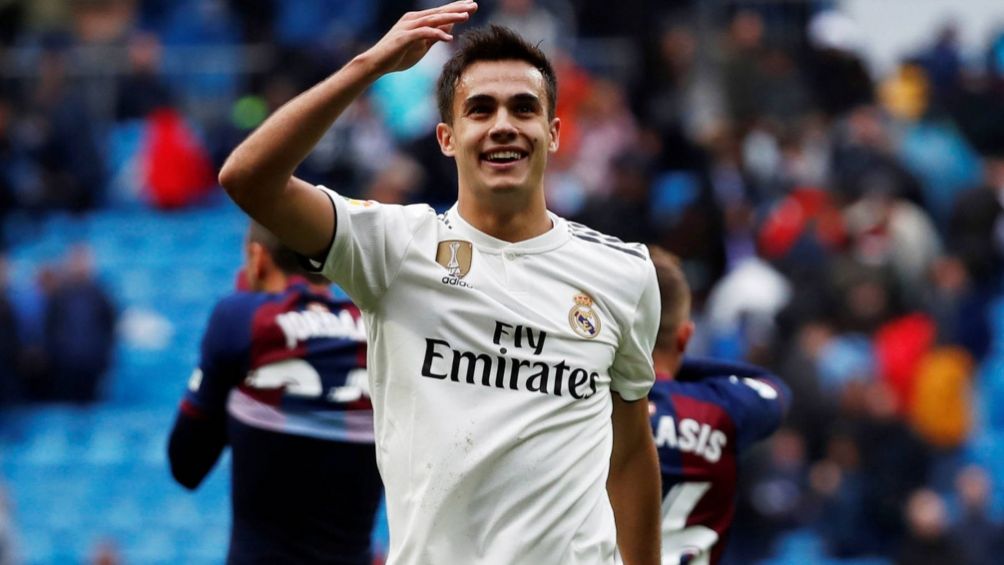 Sergio Reguilón en un partido con el Real Madrid