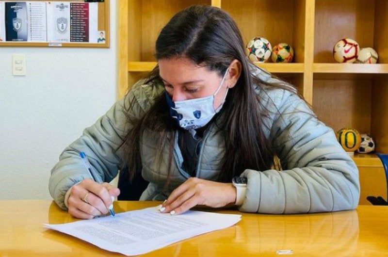 Palafox firmando contrato con Pachuca