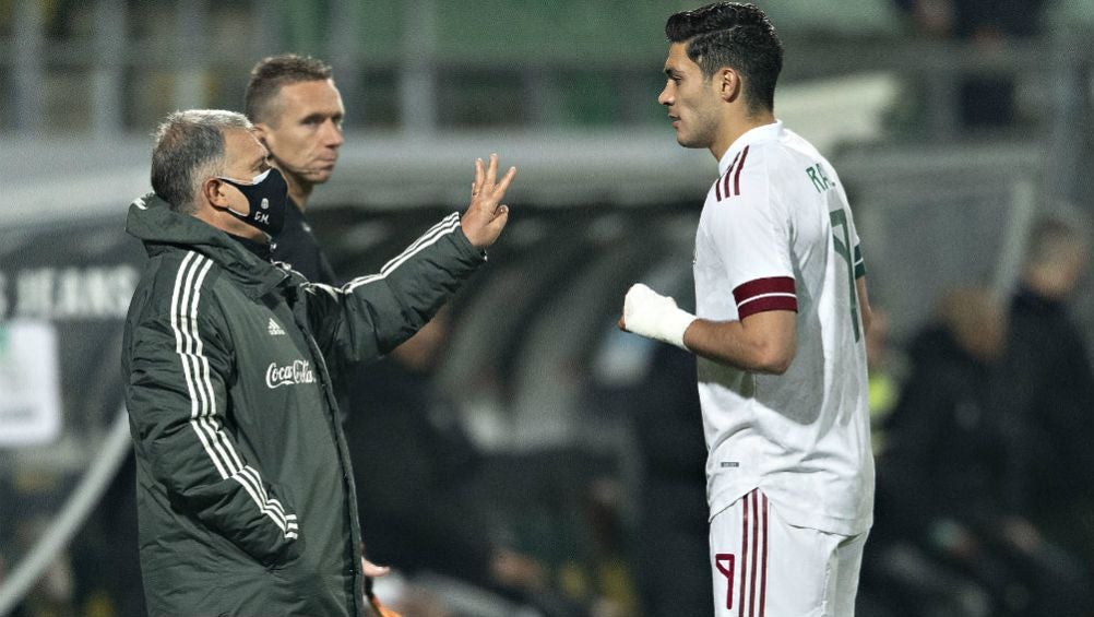 Tata Martino y Raúl Jiménez en un partido con el Tri