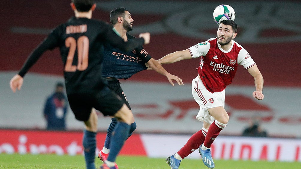 Kolasinac pelea el balón en un juego del Arsenal