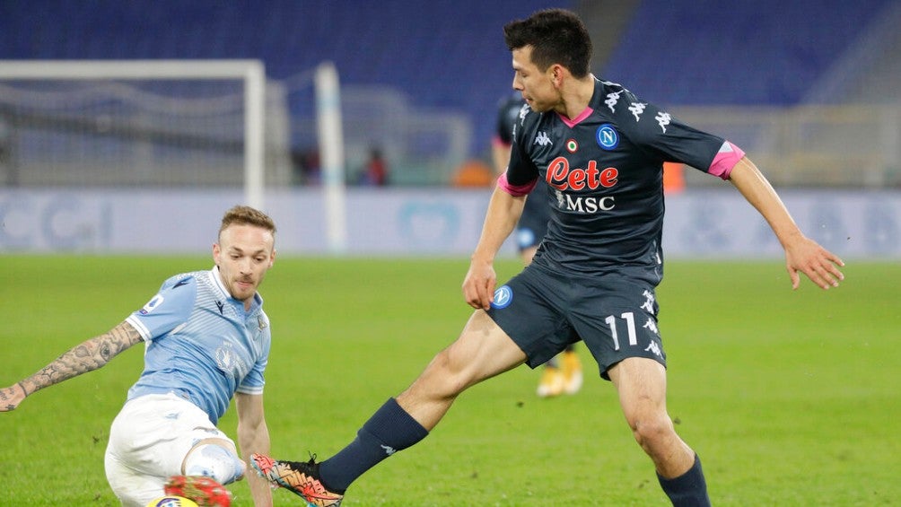 Hirving Lozano durante un partido con Napoli