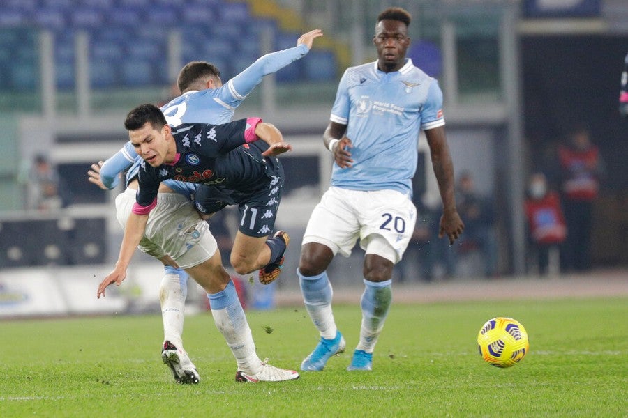 Hirving Lozano durante un partido con Napoli