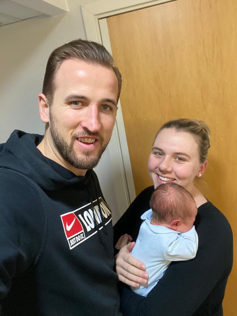 Harry Kane con su pareja y primer hijo