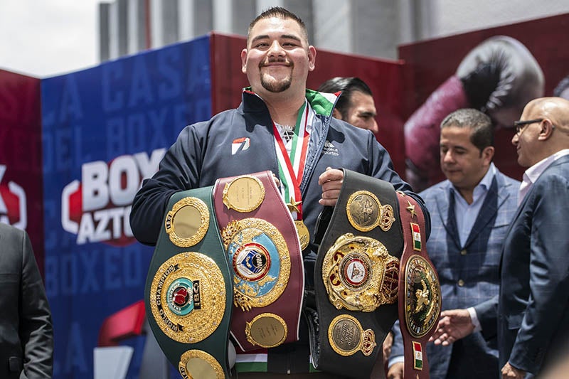  Andy Ruiz posa con los títulos mundiales 