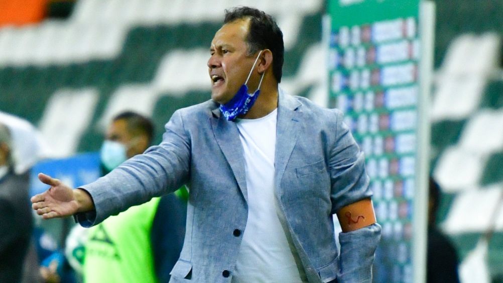 Juan Reynoso dirigiendo un partido de Cruz Azul