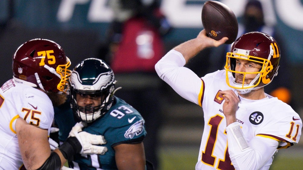 Alex Smith lanza un pase contra Filadelfia